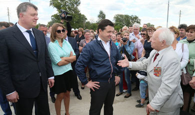 Губернатор проинспектировал строительство поликлиники, открыл путепровод и встретился с жителями в Павловском Посаде