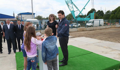 Губернатор проинспектировал строительство поликлиники, открыл путепровод и встретился с жителями в Павловском Посаде