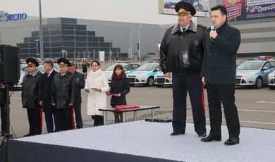 Губернатор Подмосковья Андрей Воробьев вручил сотрудникам ГИБДД ключи от 93 новых автомобилей