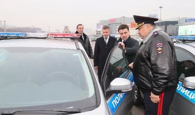 Губернатор Подмосковья Андрей Воробьев вручил сотрудникам ГИБДД ключи от 93 новых автомобилей