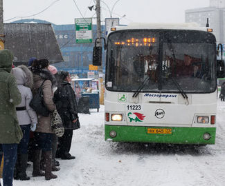 Власти  московской области советуют пересесть на общественный транспорт из-за гололеда на дорогах 