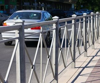 За год на региональных дорогах Подмосковья установили более 30 километров пешеходных ограждений