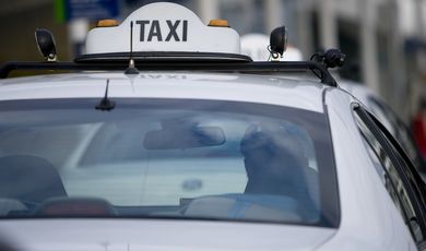 Выбор белого цвета для автомобилей такси в Подмосковье – инициатива самих таксистов.