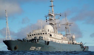 Российский разведывательный корабль "Виктор Леонов", названный в честь нашего земляка, напугал американцев.