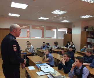 Зарайский полицейский провел урок правовой грамотности с учащимися