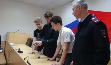 Полицейский ОМВД России по Зарайскому району провел практическое занятие с учащимися гимназии