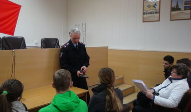 Полицейский ОМВД России по Зарайскому району провел практическое занятие с учащимися гимназии