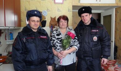 Полицейские ОМВД России по г.о. Зарайск в рамках акции «8 марта – в каждый дом» посетили мать сотрудника, погибшего при исполнении  служебных обязанностей