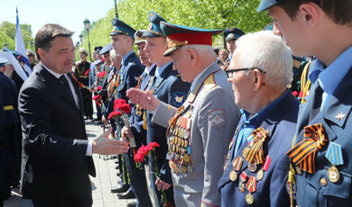 Делегация правительства Подмосковья возложила цветы к Могиле Неизвестного Солдата в Москве