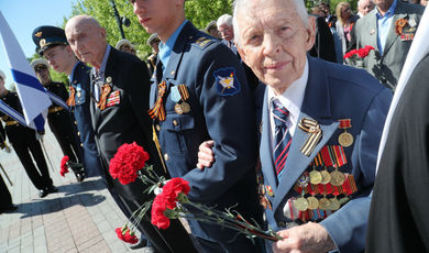 Делегация правительства Подмосковья возложила цветы к Могиле Неизвестного Солдата в Москве