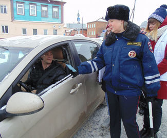Автоинспекторы Зарайска поздравили мужчин-автолюбителей с Днем защитника Отечества
