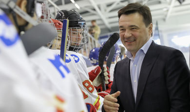 Воробьев дал старт благотворительному хоккейному матчу для детей-сирот в Домодедове