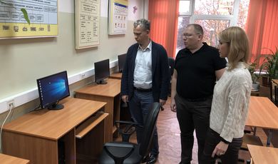 Владимир Гольберт в Зарайске проверил приобретение компьютерного класса для Гимназии №2.