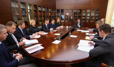 Губернатор обсудил на совещании с зампредами создание новых рабочих мест в Подмосковье.