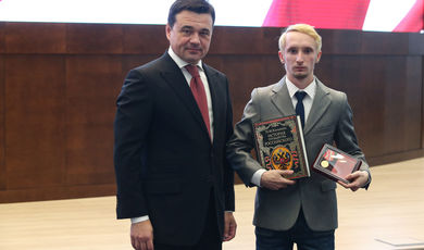 Губернатор поздравил жителей региона с Днем народного единства и вручил награды.