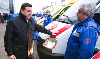 Андрей Воробьев вручил заведующим Подмосковных станций скорой помощи ключи от новых машин.