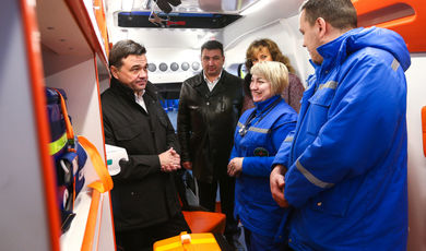 Андрей Воробьев вручил заведующим Подмосковных станций скорой помощи ключи от новых машин.