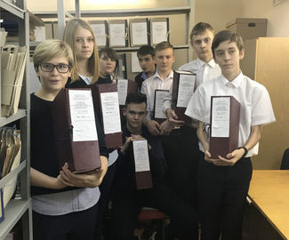 Зарайские школьники работают с архивными документами.