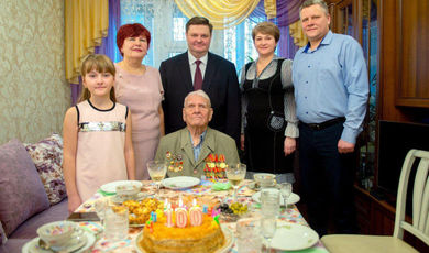 Губернатор поздравил со 100-летним юбилеем жителя Подольска.