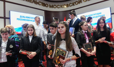Андрей Воробьев вручил паспорта юным жителям Подмосковья.