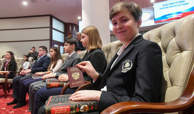 Андрей Воробьев вручил паспорта юным жителям Подмосковья.