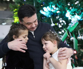 Андрей Воробьев с воспитанниками детских домов дал старт акции «Стань Дедом Морозом».