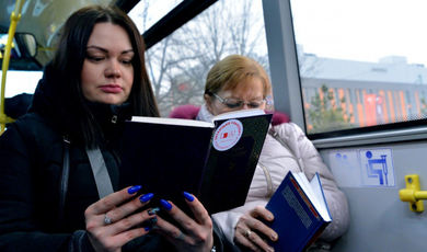 Акция «Читающий транспорт» стартовала в Подмосковье.