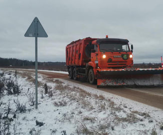Более 870 единиц спецтехники убирали дороги Подмосковья в прошедшие сутки.
