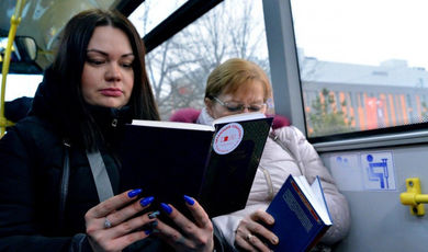 Почти 25 тысяч книг прочитали пассажиры «Читающего транспорта» в Подмосковье.