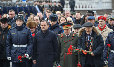 Подмосковная делегация возложила цветы к Могиле Неизвестного Солдата в Александровском саду.