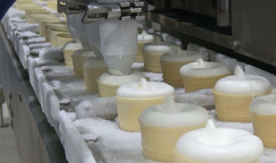 Подмосковный молочный завод запустил новую линию по производству мороженого.