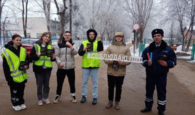 Автоинспекторы Зарайска и студенты напомнили жителям о безопасности на дороге