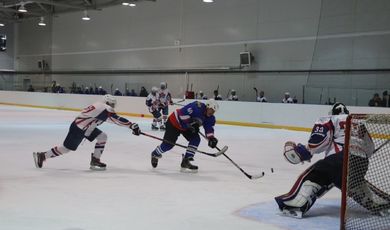 Зарайские ветераны спорта вышли в плей-офф турнира по хоккею c шайбой.
