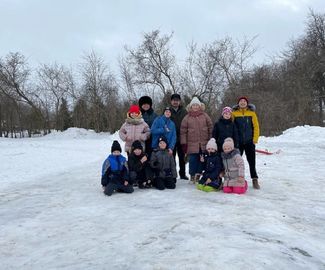 Многие любят зиму, потому что это самое красивое время года. И только зимой есть возможность покататься на санях, лыжах и коньках, вдоволь поиграть в снежки. 