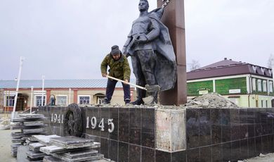 На Площади революции продолжается ремонт памятника воинам-зарайцам, погибшим во время Великой Отечественной войны