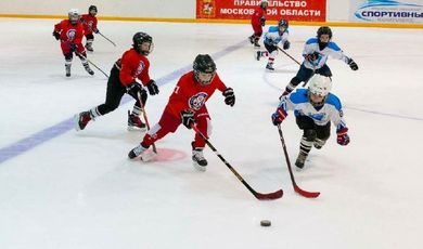 На арене Зарайского ледового спортивного комплекса прошли первые игры Чемпионата Детской Хоккейной Лиги 2023 года среди команд 2015-2016 г.р. 