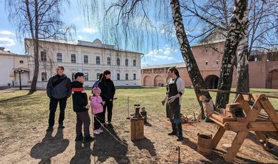 По выходным и праздничным дням в Зарайском кремле вы можете научиться основам кузнечного дела и изготовить сувенир своими руками!