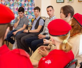 В Центральной библиотеке прошла встреча участника специальной военной операции с восьмиклассниками гимназии №2.