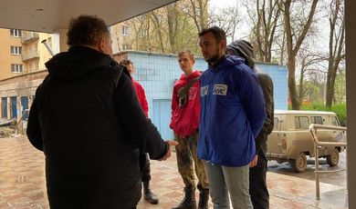 Уже на протяжении недели на присоединённых территориях работает 34 отряд волонтеров "Молодой гвардии" и "Волонтерской роты", в который входит руководитель местного отделения Иван Марков