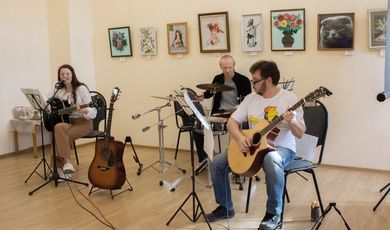 В минувшую субботу в Центральной библиотеке состоялся акустический концерт кавер группы "Феникс" (г.Коломна). 
