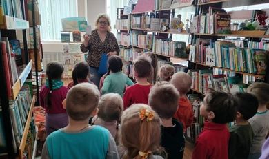 Для малышей, которые посещают Детскую библиотеку, библиотекари всегда стараются организовать какую-нибудь познавательную или игровую программу. Или рассказать о красочных книжках, которые наверняка их заинтересуют.