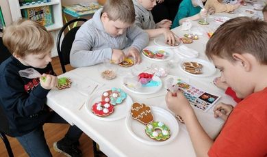 В Зарайской Детской библиотеке прошел вкусный мастер-класс по росписи и украшению пряников.