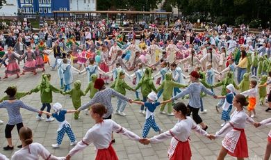 Дню славянской письменности и культуры был посвящён XVIII ежегодный фестиваль танца «Славянский венок», который состоялся 21 мая в Зарайском центральном парке культуры и отдыха при Центре досуга «Победа».