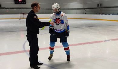Автоинспекторы Зарайска напомнили юным хоккеистам о важности ношения световозвращающих элементов 