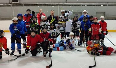 Автоинспекторы Зарайска напомнили юным хоккеистам о важности ношения световозвращающих элементов 