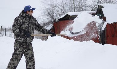 Зарайские молодогвардейцы помогли расчистить снег семье мобилизованного