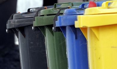 Коммунальщики после проверок заменяют мусорные контейнеры
