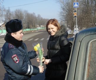 Как сотрудники Госавтоинспекции поздравяли зарайских женщин-водителей с 8 Марта