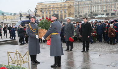 Андрей Воробьев возложил цветы к Могиле Неизвестного Солдата в День защитника Отечества