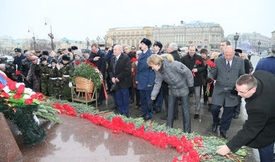 Андрей Воробьев возложил цветы к Могиле Неизвестного Солдата в День защитника Отечества